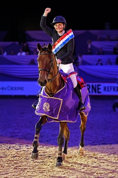 Jodie Hall-McAteer is crowned Leading Showjumper of the Year at Horse of the Year Show in an edge-of-your-seats jump-off